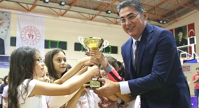 10. Geleneksel Çocuk Oyunları, Burhaniye Atatürk Kapalı Spor Salonu’nda düzenlenen ödül töreni ile tamamlandı