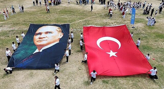 ”19 Mayıs Atatürk’ü Anma Gençlik ve Spor Bayramı” Burhaniye’de çelenk töreni ve kutlama programı etkinlikleriyle başladı