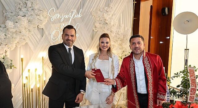 20 Temmuz İlkokulu öğrencilerinin mezuniyet programına katılan Belediye Başkanı Rasim Arı, daha sonra Büşra ve Özgür çiftlerinin nikah akitlerini kıydı