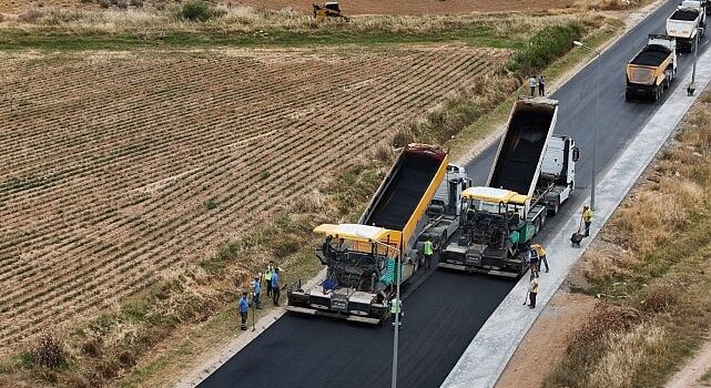 Aydın Büyükşehir Belediyesi, kent genelinde eş zamanlı olarak sürdürülen yol yapım çalışmalarına devam ediyor