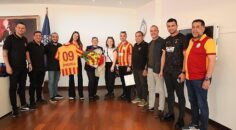 Aydın Galatasaray Taraftarlar Derneği Başkanı Fevzi Eryalçın Aydın Büyükşehir Belediye Başkanı Özlem Çerçioğlu’na nezaket ziyaretinde bulundu