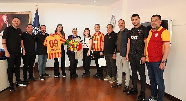 Aydın Galatasaray Taraftarlar Derneği Başkanı Fevzi Eryalçın Aydın Büyükşehir Belediye Başkanı Özlem Çerçioğlu’na nezaket ziyaretinde bulundu