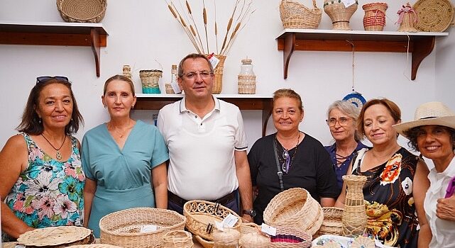 Ayvalık Belediyesi Mahalleevleri’ndeki kadınlar tarafından üretilen birbirinden güzel el emeği göz nuru hediyeler “El Emeği Pazarı”nda satışa sunuldu