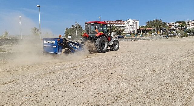 Ayvalık Belediyesi Temizlik İşleri Müdürlüğü bünyesindeki ekipler, şehrin turist akınına uğradığı yaz ayları öncesinde temizlik çalışmalarına devam ediyor