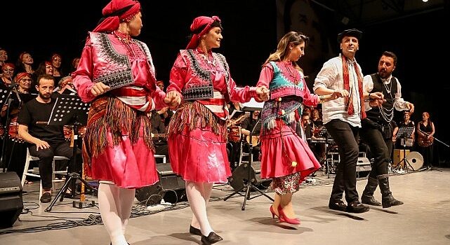 Bornova’da Halk Dansları Festivali