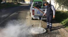 Burhaniye Belediyesi Sağlık İşleri Müdürlüğü İlaçlama Birimi Ekipleri, havaların ısınmasıyla sivrisinek ve karasinek larva mücadelesini hızlandırdı