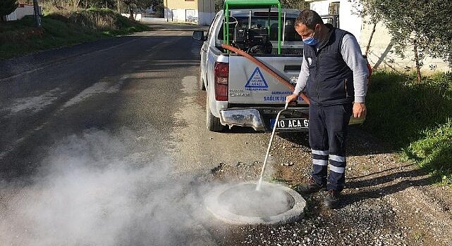 Burhaniye Belediyesi Sağlık İşleri Müdürlüğü İlaçlama Birimi Ekipleri, havaların ısınmasıyla sivrisinek ve karasinek larva mücadelesini hızlandırdı