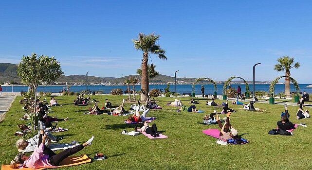 Burhaniye Özgürlük Parkı’nda bugün 08.30 itibarıyla alanında uzman eğitmenlerle sabah sporları başladı