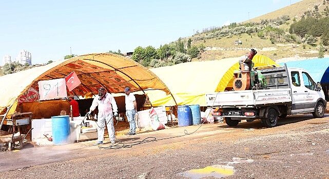 Çankaya Belediyesi Yeşilkent Mahallesine (Mühye) kurduğu kurban satış ve kesim alanında, kurban satıcıları ve ibadetini yapacak vatandaşlar için hazırlıklarını tamamladı