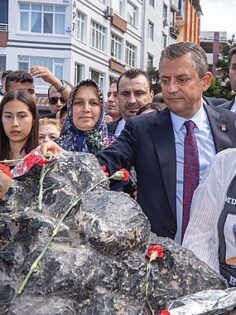 CHP Genel Başkanı Özgür Özel ve İzmir Büyükşehir Belediye Başkanı Dr. Cemil Tugay Soma’da maden şehitlerinin aileleriyle buluştu