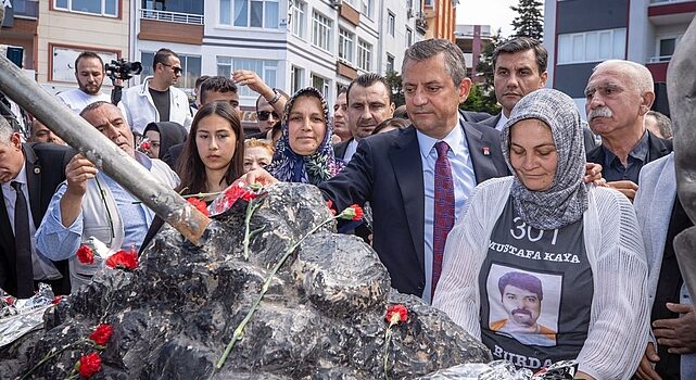 CHP Genel Başkanı Özgür Özel ve İzmir Büyükşehir Belediye Başkanı Dr. Cemil Tugay Soma’da maden şehitlerinin aileleriyle buluştu