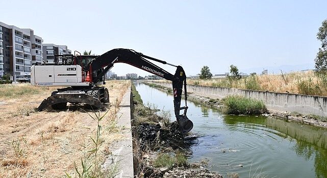 Çiğli’de Detaylı Çevre Temizliği Sürüyor