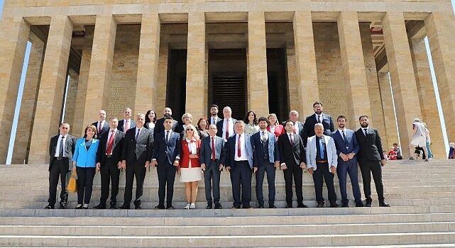 Edremit Belediye Başkanı Mehmet Ertaş, ekibiyle birlikte Anıtkabir’i ziyaret etti