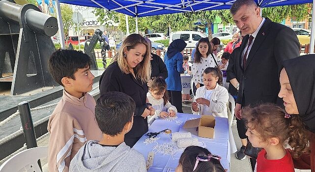 Gölcük Belediyesi; 19 Mayıs Gençlik ve Spor Bayramı kapsamında Anıtpark’ta düzenlediği “Gençlik Atölyeleri” ile gençler, sanat dolu bir bayram coşkusu yaşadırlar