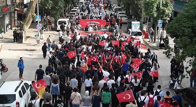 İnegöllü Gençler 19 Mayıs Coşkusunu Sokaklara Taşıdı