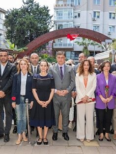 İzmir Büyükşehir Belediye Başkanı Dr. Cemil Tugay, Ulu Önder Gazi Mustafa Kemal Atatürk’ün annesi Zübeyde Hanım’ı Anneler Günü’nde kabri başında andı