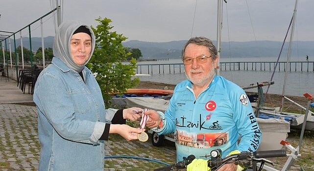 İznikli Yüzme Şampiyonu Erhan Turan İznik’te anlamlı bir triatlon etkinliği düzenledi