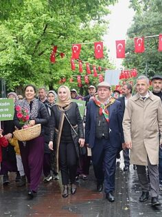 Kadın çiftçiler traktörleriyle tarım da biz de varız dedi