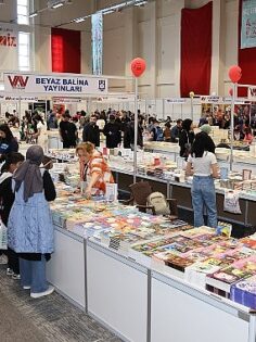 Karaman Belediyesi’nin bu yıl 10-19 Mayıs tarihlerinde düzenlediği 4. Karaman Kitap Günleri, kitapseverlerin yoğun ilgisiyle devam ediyor