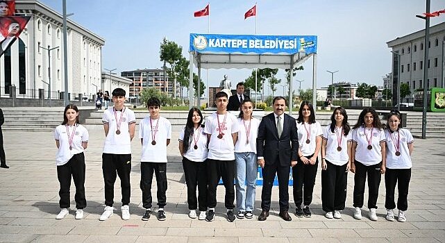 Kartepe’de 19 Mayıs Atatürk’ü Anma Gençlik ve Spor Bayramı’nın 105’inci yılı düzenlenen törenle coşku içerisinde kutlandı