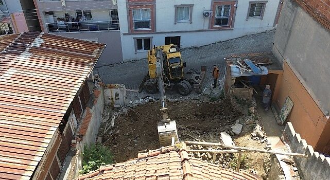 Kemalpaşa Belediyesi, kent dokusunu bozan ve yıkılma riski taşıyan metruk yapıların yıkım çalışmalarına aralıksız devam ediyor