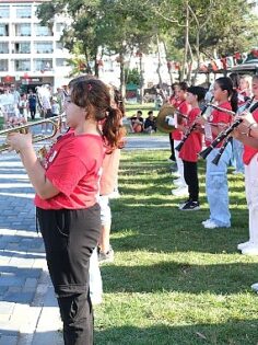 Kemer Belediyesi Gençlik Orkestrası’ndan mini konser