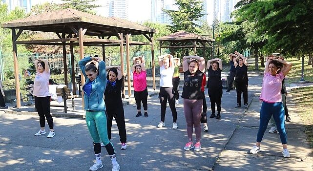 Küçükçekmece Belediyesi, kent sakinlerini güne zinde başlatmak ve sağlıklı bir yaşama teşvik etmek amacıyla açık havada sabah sporları düzenliyor