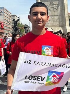 LÖSEV’in iyileşmiş gençleri, 19 Mayıs’ta büyük önder Mustafa Kemal Atatürk’ü anmak ve saygılarını iletmek amacıyla Ulus’ta Atatürk Anıtı’na çelenk koydu