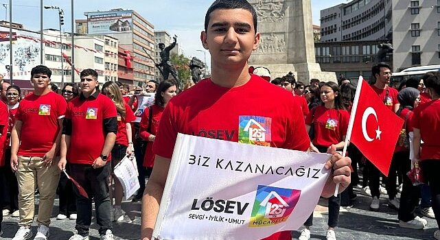 LÖSEV’in iyileşmiş gençleri, 19 Mayıs’ta büyük önder Mustafa Kemal Atatürk’ü anmak ve saygılarını iletmek amacıyla Ulus’ta Atatürk Anıtı’na çelenk koydu