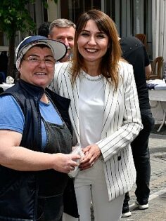 Malkara Belediye Başkanı Nergiz Karaağaçlı Öztürk, Anneler Günü etkinlikleri çerçevesinde Şehitlik Caddesi’nde düzenlenen Kadın Emeği Pazarı’nı ziyaret etti