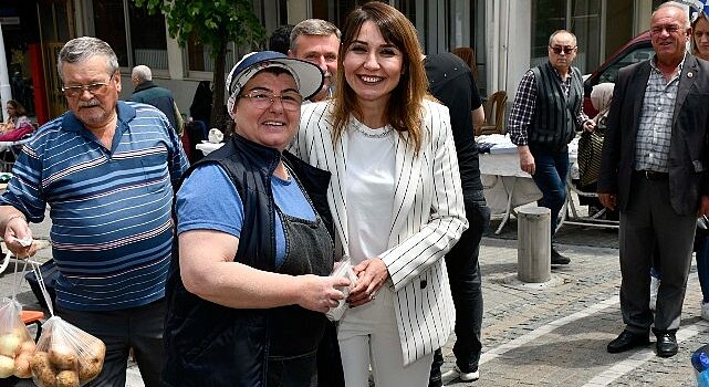 Malkara Belediye Başkanı Nergiz Karaağaçlı Öztürk, Anneler Günü etkinlikleri çerçevesinde Şehitlik Caddesi’nde düzenlenen Kadın Emeği Pazarı’nı ziyaret etti