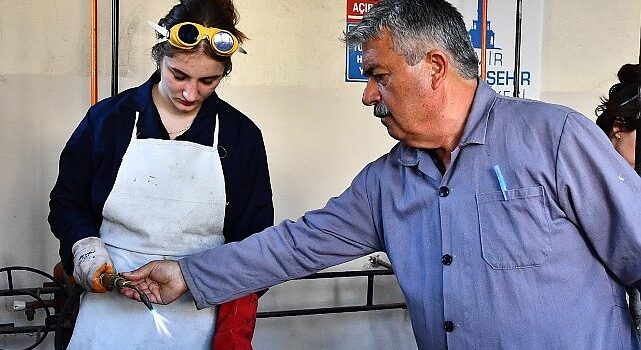 Meslek Fabrikası, kadın oksijen kaynakçıları yetiştiriyor Kadın kaynakçılar iş başında