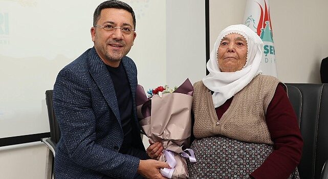 Nevşehir Belediye si tarafından Anneler Günü dolayısıyla düzenlenen programda Elmas Arı, Nevşehir Belediye Başkanı olan oğlu Rasim Arı’yı anlattı