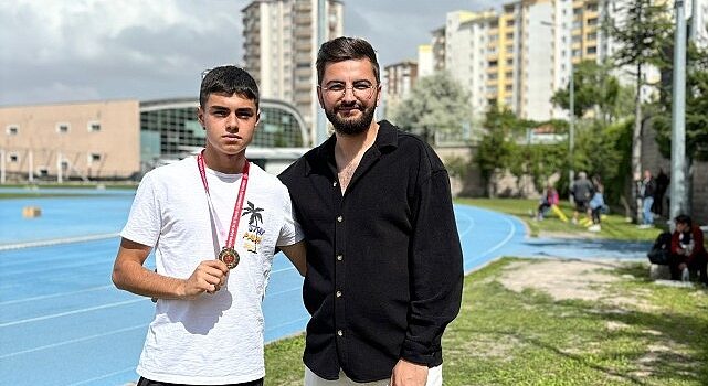 Nevşehir Belediyesi Gençlik ve Spor Kulübü sporcusu Batuhan Ergöz, Kayseri’de gerçekleştirilen U16 – U18 Atletizm Bölgesel Seçme Yarışmalarında bölge şampiyonu oldu