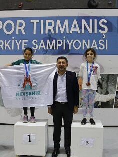 Nevşehir Belediyesi Gençlik ve Spor Kulübü sporcusu Belkıs Durmuş, Spor Tırmanış Küçükler Türkiye Şampiyonası’nda tüm rakiplerini geride bırakarak Türkiye Şampiyonu oldu.