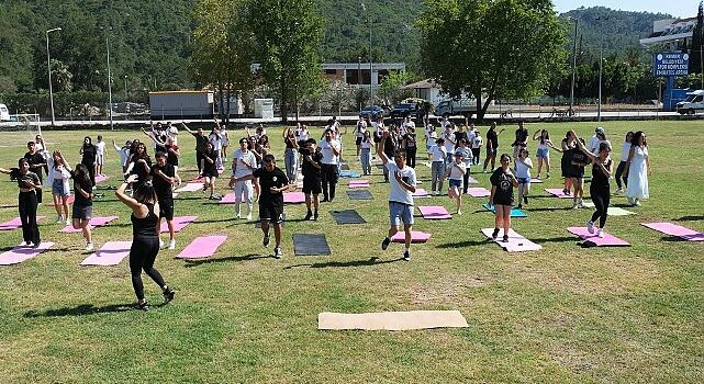 Öğrenciler açık havada yoga yaptı