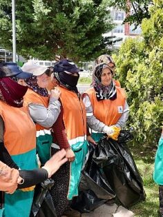 Okul servisi şoförleri ile birlikte piknik yapan Nevşehir Belediye Başkanı Rasim Arı, daha sonra başkanlık makamında vatandaşları konuk etti