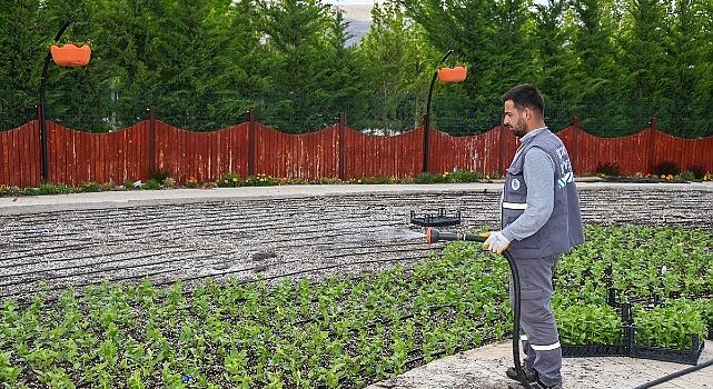 Selçuklu Belediyesi tarafından Konya’ya kazandırılan Çiçek Bahçesi ziyaretçilerine kapılarını açmak için gün sayıyor