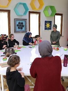 Selçuklu Sanat ve  Tasarım Atölyesi’nde anne ve çocukları bir araya getiren Selçuklu Belediyesi,  çocuklar ve annelerine unutulmayacak  bir Anneler Günü anısı yaşattı