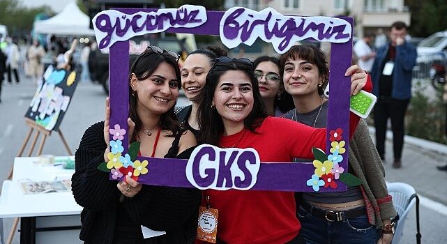 Üniversiteli gençler festivalde eğlenerek stres attı