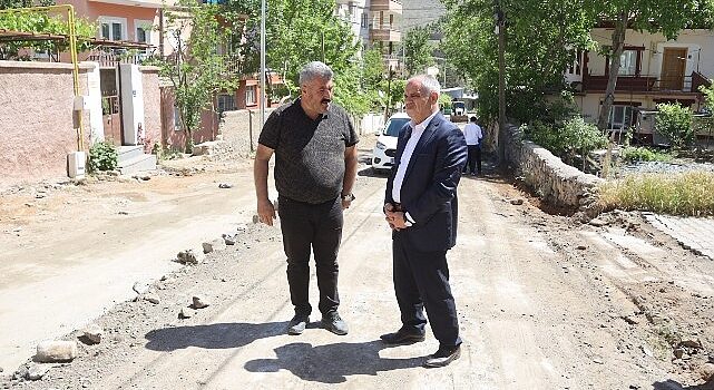 Yahyalı Belediyesi, ilçede bozulan yollarda düzenleme yaparak asfaltlanmaya hazır hale getirmeye devam ediyor