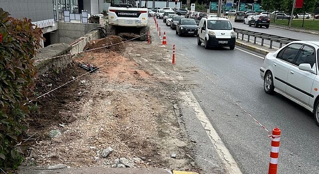 Yol kenarına perde duvar yapımına başlandı