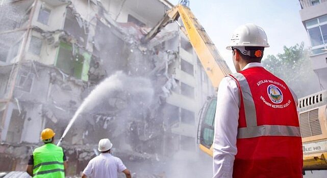 Avcılar’da Metruk Binaların Yıkımına Başlandı