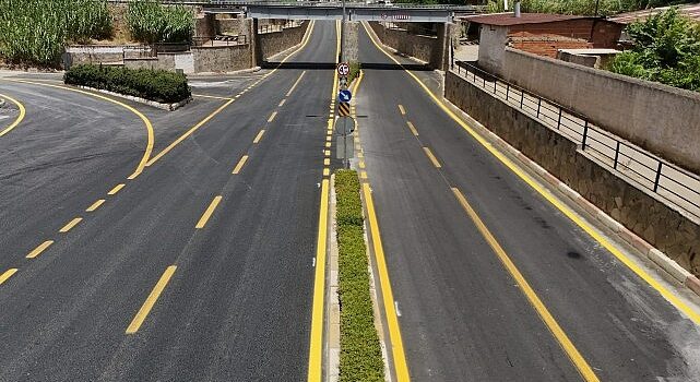 Aydın Büyükşehir Belediyesi, birçok farklı noktada yol yapım çalışmalarına hızla devam ediyor