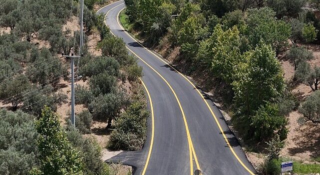 Aydın’da sürücüler ve yayalar için güvenli ve konforlu yollar oluşturan Aydın Büyükşehir Belediyesi, birçok farklı noktada yol yapım çalışmalarına hızla devam ediyor