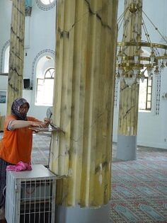 Ayvalık Belediyesi, yaklaşan Kurban Bayramı öncesi ibadethanelerdeki temizlik çalışmalarına hız verdi