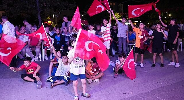 Başkan Aydın, milli heyecanı vatandaşlarla birlikte yaşadı