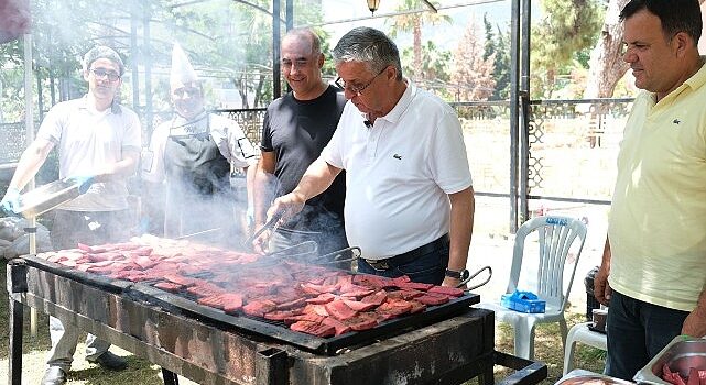 Başkan Topaloğlu’ndan öğrencilere mangal partisi