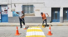 Burhaniye Belediyesi Fen İşleri Müdürlüğü ekipleri, ilçedeki yaya geçitlerini boyayarak yenileme ve bakım çalışmalarına devam ediyor