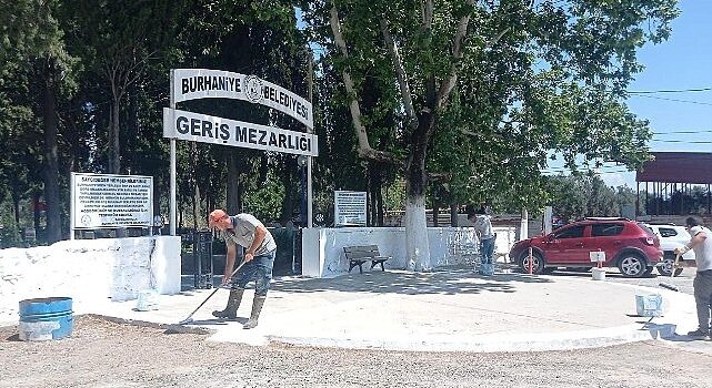 Burhaniye Belediyesi, yaklaşan Kurban Bayramı öncesinde ilçedeki mezarlıklarda kapsamlı temizlik ve bakım çalışmaları gerçekleştirdi